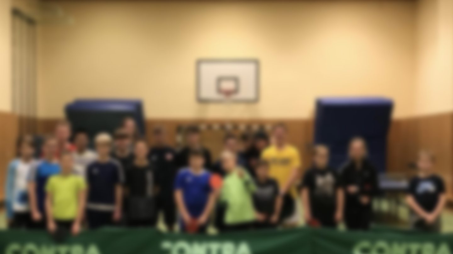 Gruppenbild der Nachwuchsspielerinnen und -spieler mit den Übungsleitern.