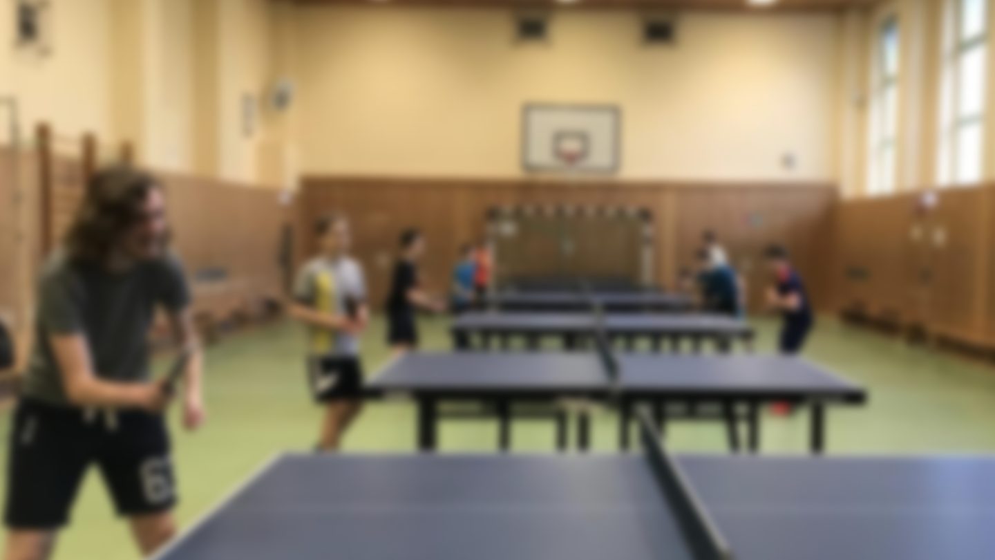 Spielerinnen und Spieler beim Training an mehreren Platten.
